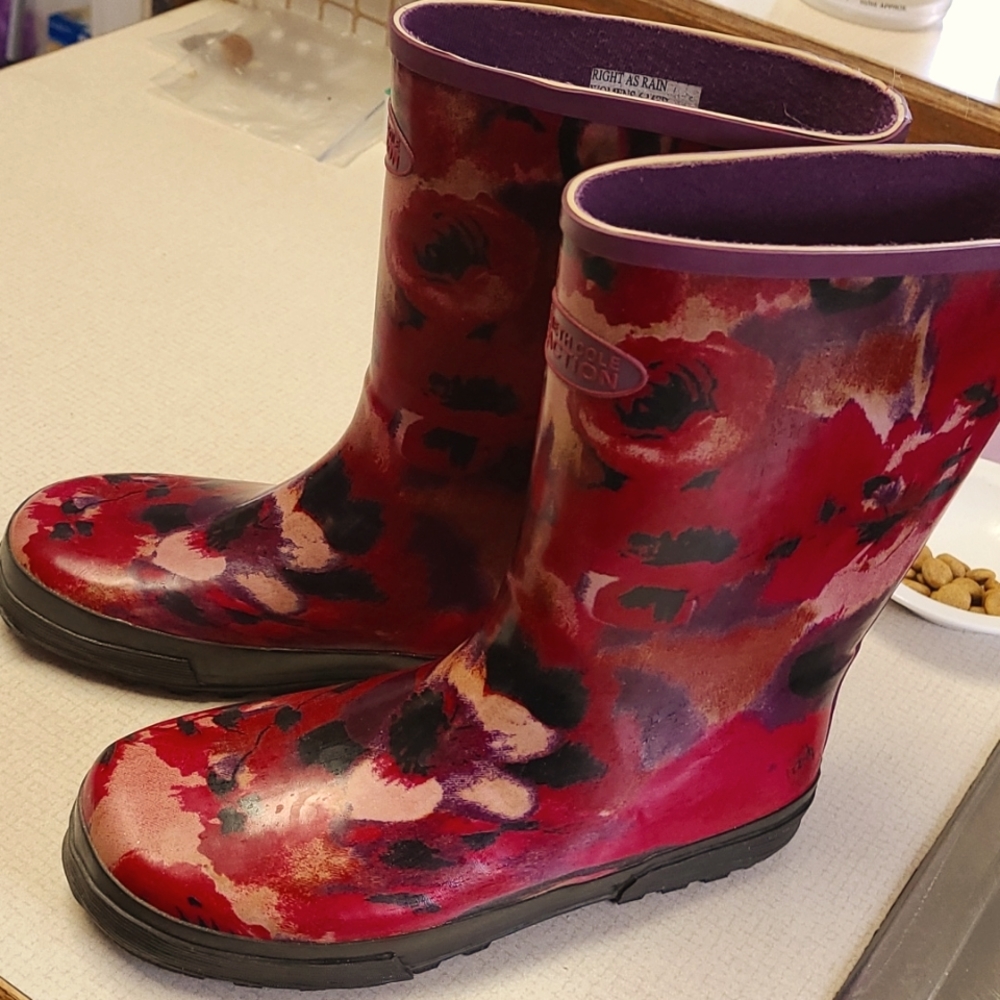 Kenneth Cole "Right as Rain" mid-calf rubber boots. Size 6. Rose/coral print.